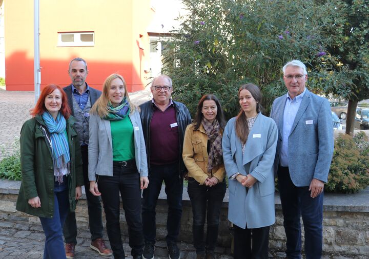 Referenten und Organisatoren, v.l.n.r.: Regionalmanagerin Simone Göbel, Architekt Roland Breu-nig, Flächensparmanagerin Anne Weiß, Bürgermeister der Gemeinde Uettingen Edgar Schüttler, Dritte Bürgermeisterin des Marktes Irsee Dr. Angela Städele, Julia Eisenmann vom ALE Unterfran-ken, Bürgermeister der Gemeinde Buchbrunn Hermann Queck. Fotografin: Maja Schmidt, Landratsamt Kitzingen