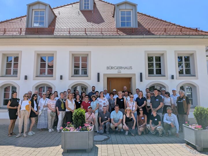 Die Busgruppe vor dem sanierten Bürgerhaus in Redwitz a.d. Rodach.