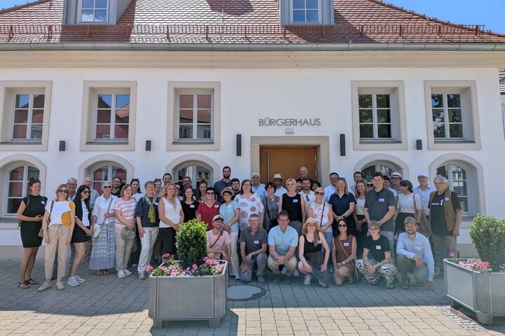 Die Busgruppe vor dem sanierten Bürgerhaus in Redwitz a.d. Rodach. 