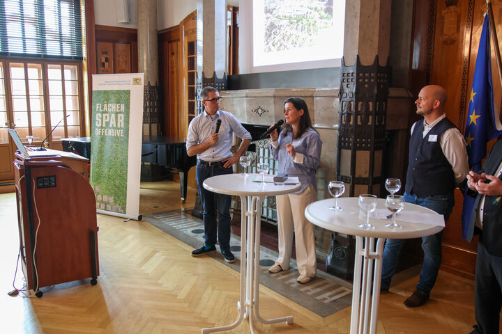 Praxistalk über Erfahrungen in oberfränkischen Städten und Gemeinden: Matthias Simon vom Bayerischen Gemeindetag (links) spricht mit Christiane Meyer, Erste Bürgermeisterin Stadt Ebermannstadt (Mitte) und Stefan Büttner, Leitender Baudirektor Stadt Marktredwitz (rechts).