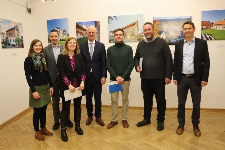 Regierungspräsident Walter Jonas (4. v.li.) mit den drei Erstplatzierten Sebastian Göltl (3.v.re.), Florian Brunner (2.v.re.) und Corinna Traub (3.v.li.) mit dem Team des Flächensparmanagements Markus Roth (re.), Patrick Dichtler (2.v.li.) und Sofia Bösl (li.)