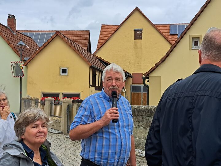 Bürgermeister Reinhard Streng berichtete über die Ortsentwicklung in Langenfeld. Foto: Anne Weiß