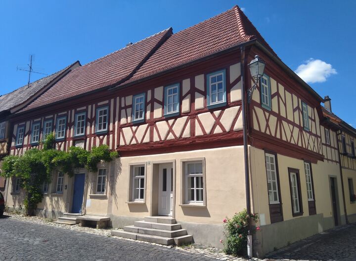 Saniertes Fachwerkhaus mit Fassadengrün - Foto Klein