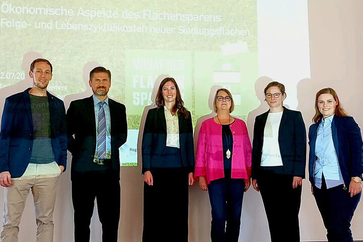 Bildunterschrift: Matthias Hörr (Regionalmanagement Region Hesselberg), Wolfgang Merkel (Bayer. Landesamt f. Umwelt), Katharina Ziegltrum (Bayer. Staatsministerium für Wirtschaft, Landesentwicklung und Energie), Dr. Sabine Müller-Herbers (Baader Konzept GmbH), Dr. Verena Walter (Amt f. Ländliche Entwicklung), Stefanie Bojko (Regierung v. Mittelfranken) Quelle: Regierung von Mittelfranken / Thomas Rahn