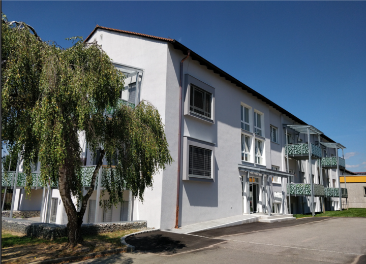 Im ehemaligen Schulhaus wurde Wohnraum geschaffen werden. Foto: Sowatec GmbH.