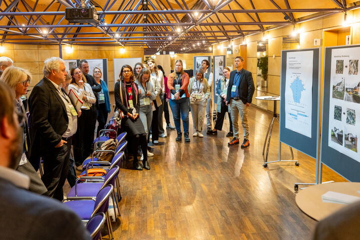 Teilnehmende im Forum "Wohnen lebendig, resilient, flächeneffizient: Generationenwechsel im Bestand und Neuplanungen zukunftsfest gestalten"