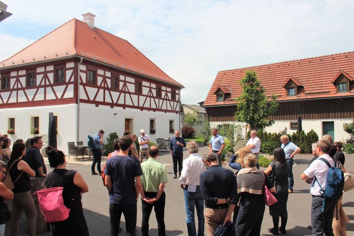 Die letzte Station war der lange leerstehende Mühlenhof im Ortskern von Mähring, das heute, nach umfangreicher Sanierung, Ferienwohnungen beherbergt. Foto: Amt für ländliche Entwicklung Oberpfalz/Stiegler