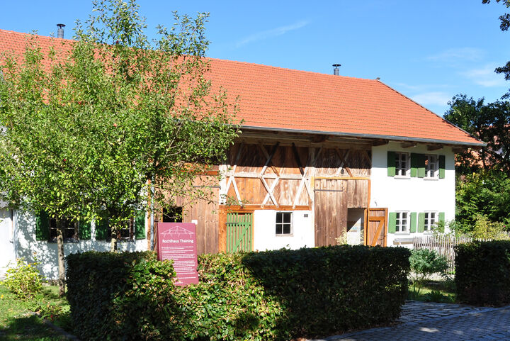 Ein schönes Beispiel, wie ein Anwesen umgenutzt und damit sein Bestand erhalten werden kann: Das Rochlhaus in Thaining (Landkreis Landsberg am Lech) wurde saniert und wird heute als Gemeinschaftshaus mit Heimatmuseum genutzt. Foto: Bayerischer Landesverein für Heimatpflege