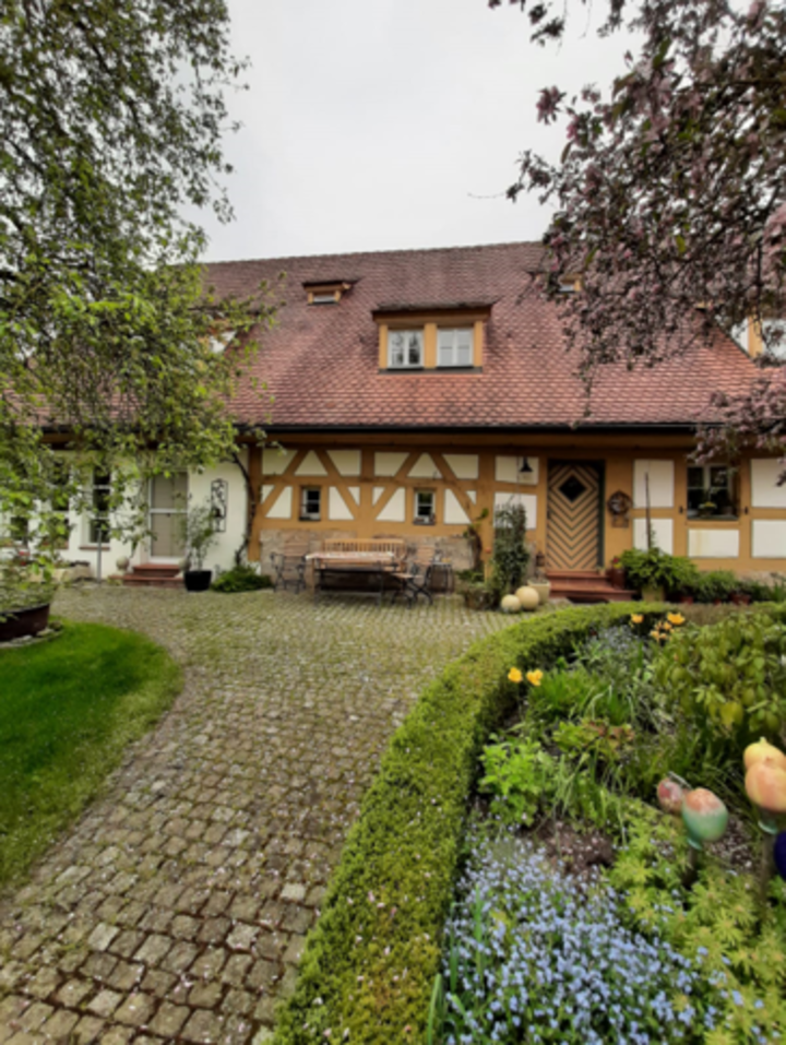 Das ehemalige Wohn-Stallhaus in Rügland wurde grundlegend saniert. Der Stallteil wurde zu Wohnzwecken umgebaut. Fotos: Monika Preimel-Endlich bzw. Archivbild Peter Wolf (siehe nach Unterstrich)