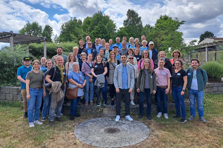 Die gesamte Exkursionsgruppe in Uehlfeld nach Besichtigung der Energiescheune. Foto: Sarah Hauck