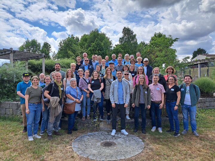 Die gesamte Exkursionsgruppe in Uehlfeld nach Besichtigung der Energiescheune.