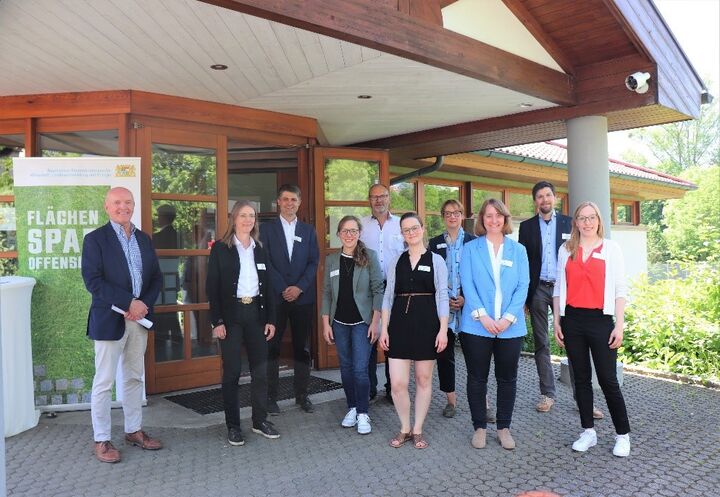 Referenten und Organisatoren vor der Oskar-Herbig-Halle. v.l.n.r.: Landrat Thomas Habermann, Regionalmanagerin Ursula Schneider, Bürgermeister Michael Kraus, Kathrin Scholz (Markt Oberelsbach), Bürgermeister Martin Schmitt, Klima- und Artenschutzmanagerin Maritta Wolf, Flächensparmanagerin Marina Klein, Allianzmanagerin Silvia Schmitt, Simon Engel (WWA Bad Kissingen) und Flächensparmanagerin Anne Weiß (Foto: Melanie Hofmann/Landkreis Rhön-Grabfeld).