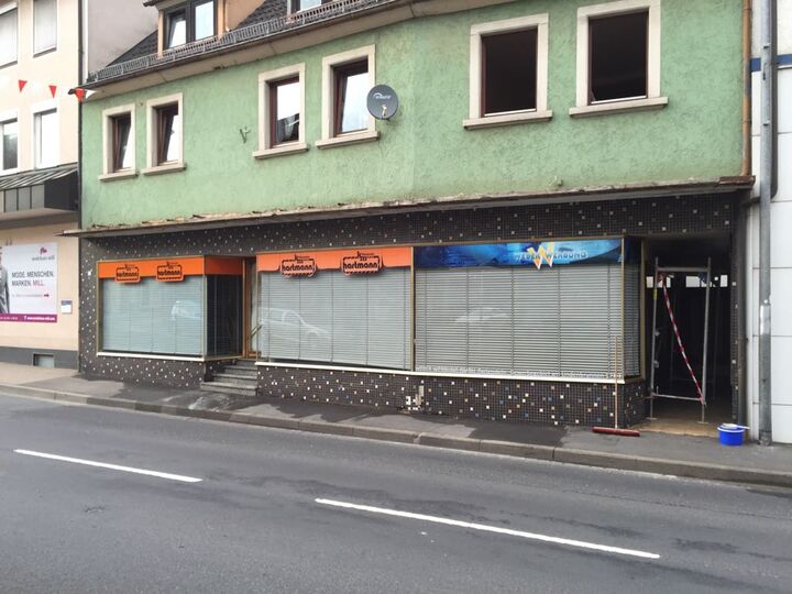 Vorher-Nachher-Vergleich: In dem sanierten Geschäftshaus in der Lohrer Straße konnte ein Raumausstatter neu eröffnen