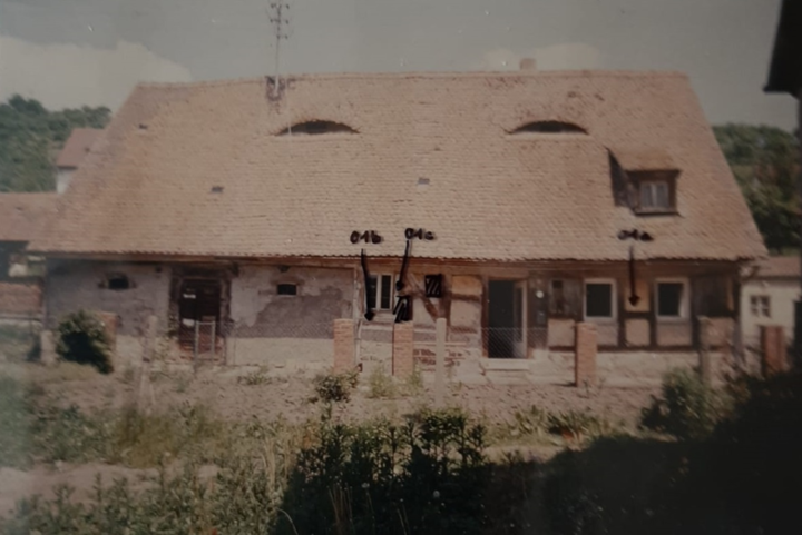 Das ehemalige Wohn-Stallhaus in Rügland wurde grundlegend saniert. Der Stallteil wurde zu Wohnzwecken umgebaut. Fotos: Monika Preimel-Endlich bzw. Archivbild Peter Wolf (siehe nach Unterstrich)