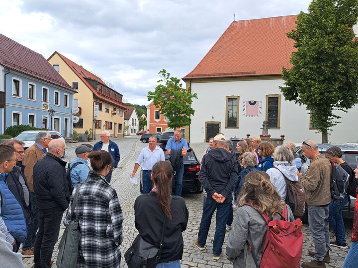 Am Kirchplatz in Burghaslach: Start des Ortsrundganges mit Bürgermeister Armin Luther. Foto: Anne Weiß