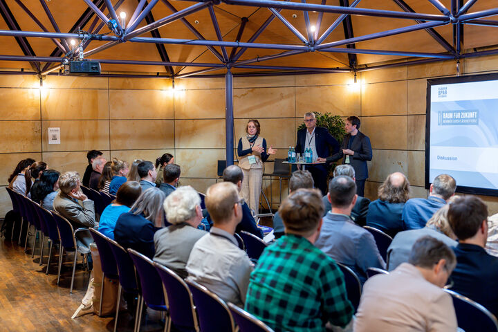 Teilnehmende beim Fachforum des StMB zum Thema "Flächeneffizienz und fachliche Planungsanforderungen in Einklang bringen"