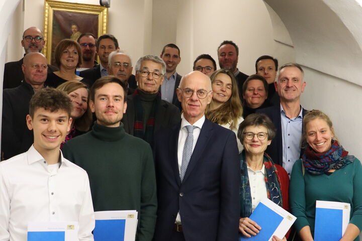 Regierungspräsident Walter Jonas mit den Gewinnern des Fotowettbewerbs 