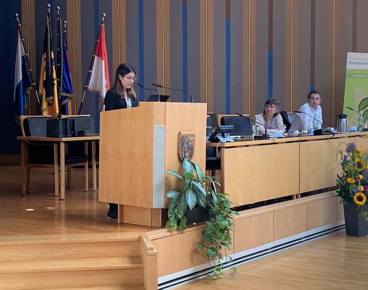 Jasmin Mayer mit einem Einführungsvortrag zum Thema Wohnungsmarkt (Foto: Regionaler Planungsverband Oberfranken-West)