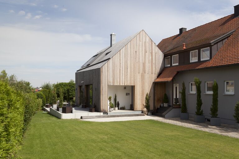 Ein Beispiel für ein passendes Bild zum Thema. Eine gelungene Nachverdichtung „Siamesischer Zwilling“ in Obertraubling. Foto: Architekturbüro quadrat 45o