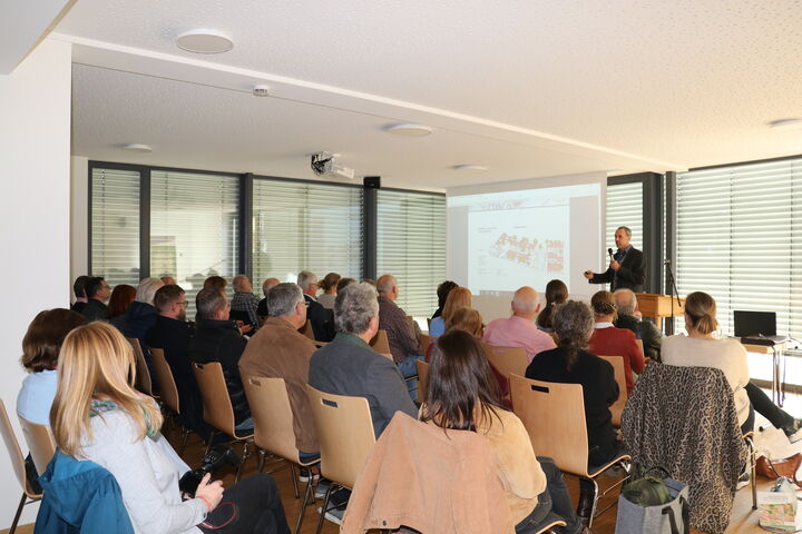 Architekt und Investor Roland Breunig erläuterte das innerörtliche Wohnbauprojekt in Uettingen. Fotografin: Simone Göbel, Landratsamt Kitzingen