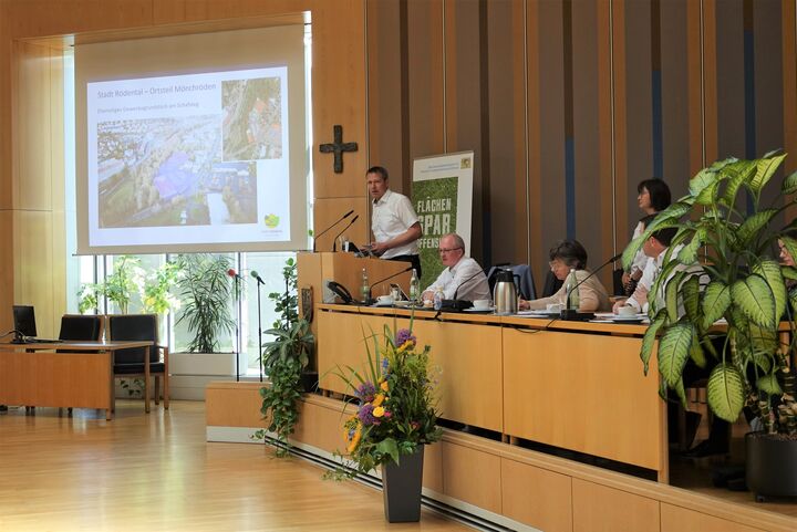 Marco Steiner und Gisela Raab mit ihrem Vortrag zum seniorengerechten Wohnen im ländlichen Raum (Foto: Regionaler Planungsverband Oberfranken-West)
