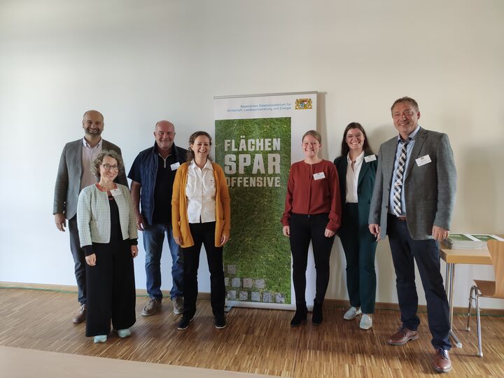 v.l.n.r.: Thomas Müller (Regierung von Mittelfranken, Leiter Raumordnung, Landes- und Regionalplanung), Prof. Dr. Jennifer Gerend (Professorin für Regionalmanagement und Sozialwissenschaft Hochschule Weihenstephan-Triesdorf), Werner Stöcker (ehemaliger Bürgermeister Gemeinde Uehlfeld), Marina Beck (Wissenschaftliche Mitarbeiterin Hochschule Weihenstephan-Triesdorf), Franziska Wurzinger und Gertraud Kokula (Flächensparmanagerinnen Regierung von Mittelfranken), Detlef Genz (Erster Bürgermeister Gemeinde Uehlfeld). (Foto: Stefan Gagstetter / Regierung von Mittelfranken)