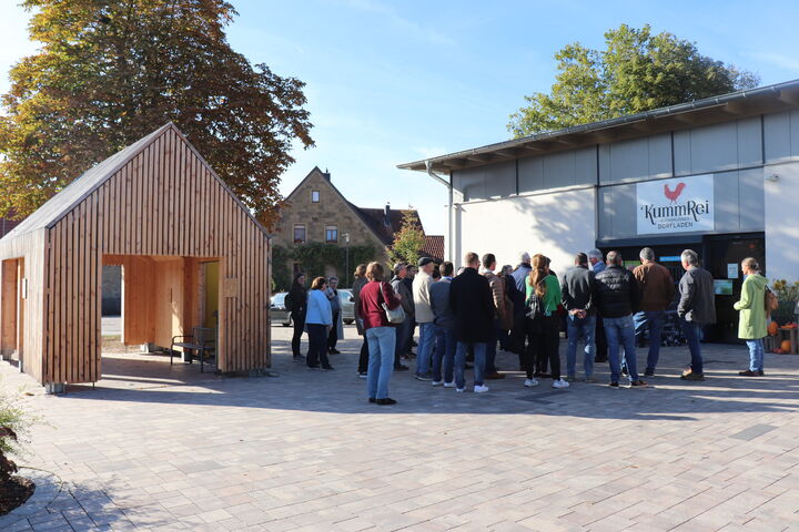 Bei gutem Wetter besichtigten die Veranstaltungsgäste die Ortsmitte von Buchbrunn. Fotografin: Anne Weiß, Regierung von Unterfranken