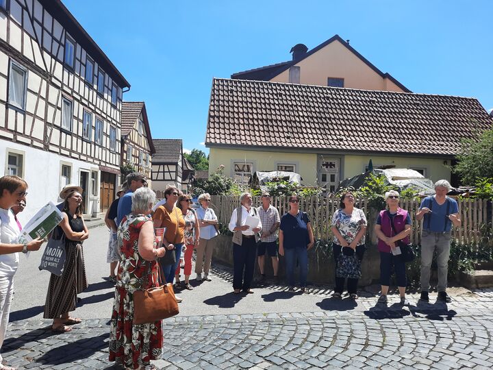 Exkursionsgruppe mit Architekt Gert Bayer - Mitte - Foto Gerstenkorn