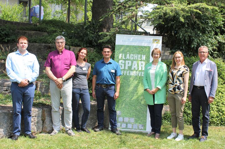 „Referenten und Referentinnen auf dem LWG-Gelände, v.l.n.r.: Christian von der Stein-Hartmann, Institutsleiter Jürgen Eppel, Dr. Leoni Mack, Dr. Claus Prinz, Flächensparmanagerinnen Marina Klein und Anne Weiß sowie Franz Stahl, Erster Bürgermeister der Stadt Tirschenreuth.“ Foto: Martina Weiß