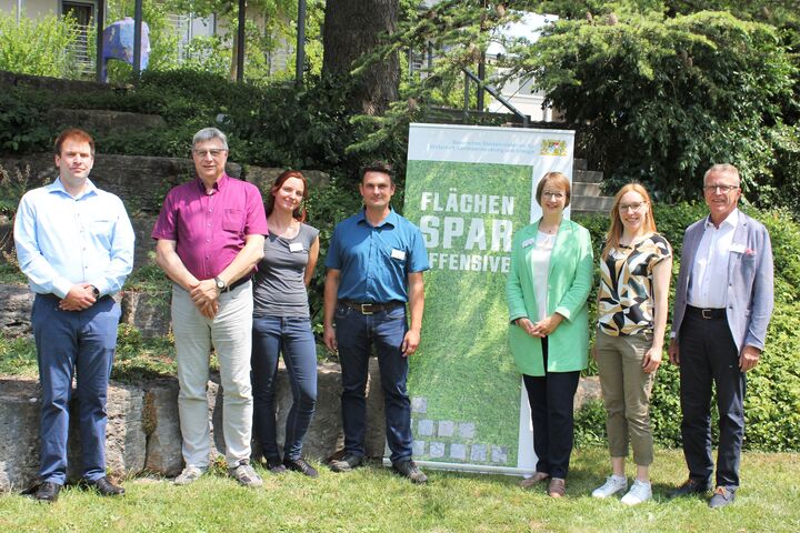 „Referenten und Referentinnen auf dem LWG-Gelände, v.l.n.r.: Christian von der Stein-Hartmann, Institutsleiter Jürgen Eppel, Dr. Leoni Mack, Dr. Claus Prinz, Flächensparmanagerinnen Marina Klein und Anne Weiß sowie Franz Stahl, Erster Bürgermeister der Stadt Tirschenreuth.“ Foto: Martina Weiß