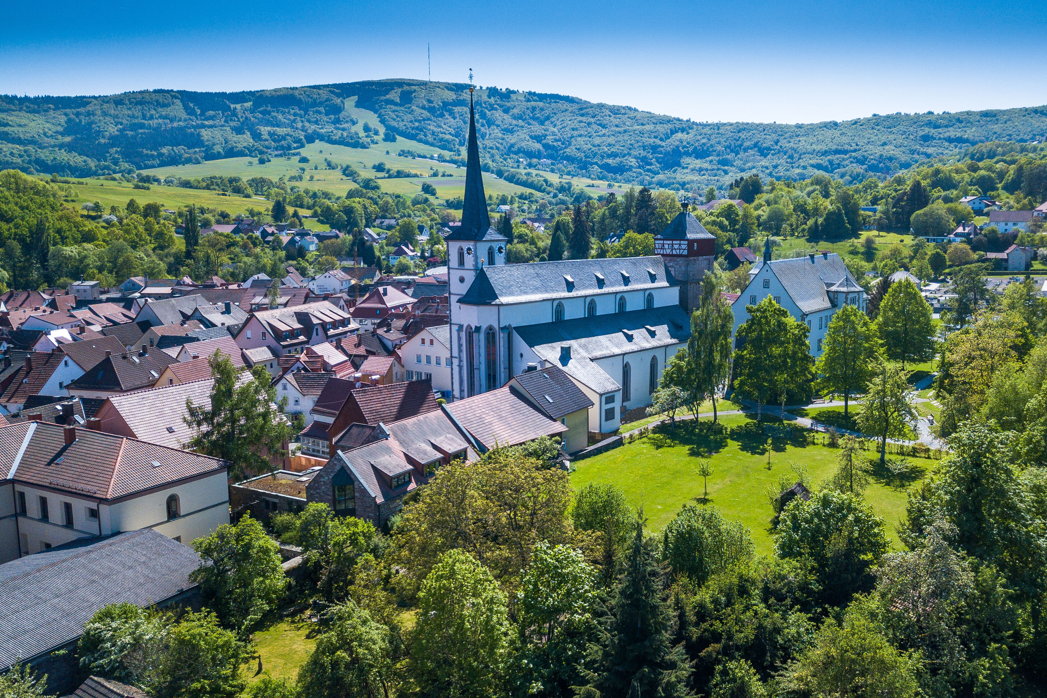 Altstadt Bischofsheim mit Blick auf Kreuzberg Foto: Daniel Fergerson, Rhön Drohne