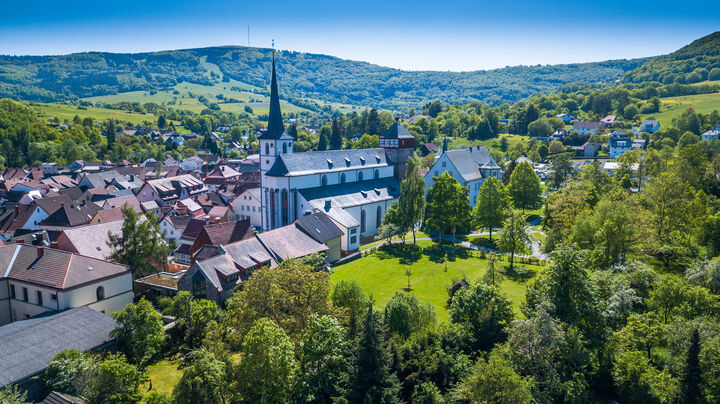 Altstadt Bischofsheim mit Blick auf Kreuzberg
