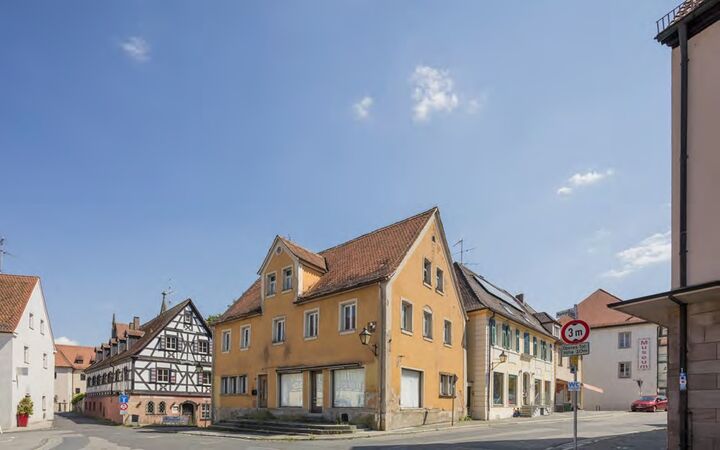 In ein lang leerstehendes ehemaliges Geschäftshaus direkt am Heilsbronner Marktplatz konnte nach über zweijähriger Planungs- und Bauphase 2019 das Medienhaus des Religionspädagogischen Zentrums einziehen. Fotos: Patrick Steger bzw. KJS-Architekten (siehe nach Unterstrich)