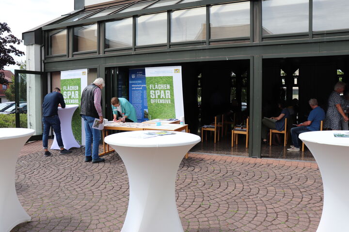 Flächensparmanagerin Marina Klein empfing die Gäste vor Veranstaltungsbeginn an der Anmeldung.