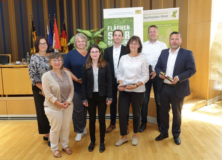 Gudrun Rentsch (arc.grün), Nina Liebermann (Bürgermeisterin Gemeinde Itzgrund), Michael Birnbaum (Regierung v. Oberfranken), Marco Steiner (Bürgermeister Stadt Rödental), Christiane Odewald (Regierung v. Oberfranken), Jasmin Mayer (Regierung v. Oberfranken), Gisela Raab (Raab Baugesellschaft), Martin Finzel (Bürgermeister Gemeinde Ahorn) (Foto: Regionaler Planungsverband Oberfranken-West)