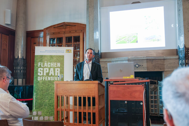 Michael Birnbaum, Flächensparmanagement der Regierung von Oberfranken, referiert..