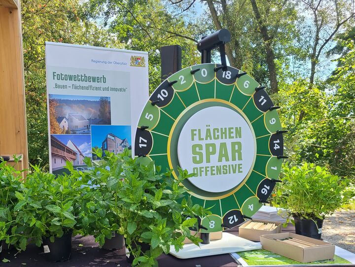 "Flächenspar-Roulette" am Infostand