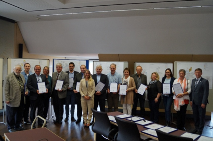 Interkomm. Arbeitsgemeinschaft bei der Urkundenübergabe (Foto: S. Fieger)