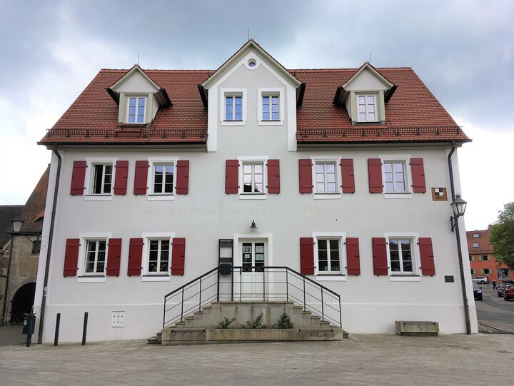 In ein lang leerstehendes ehemaliges Geschäftshaus direkt am Heilsbronner Marktplatz konnte nach über zweijähriger Planungs- und Bauphase 2019 das Medienhaus des Religionspädagogischen Zentrums einziehen. Fotos: Patrick Steger bzw. KJS-Architekten (siehe nach Unterstrich)