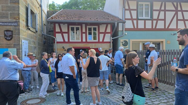 Die Exkursionsgruppe genießt einen Probeschluck des örtlichen Bieres vor der alten Schmiede in Seßlach. | Foto: Anne Weiß, RUF