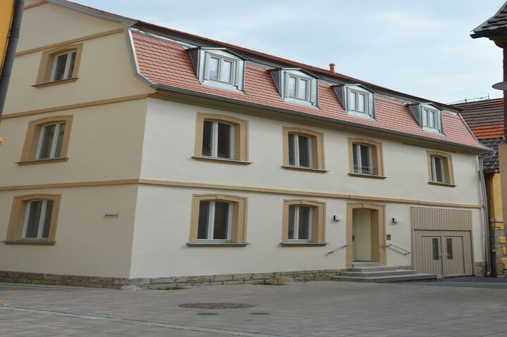 Neuer Glanz für das ehemalige „Schnurrer-haus“ in Röttingen – drei neue Wohneinhei-ten wurden durch die Sanierung geschaffen Fotos: Evelyn Fischer; Stadt Röttingen