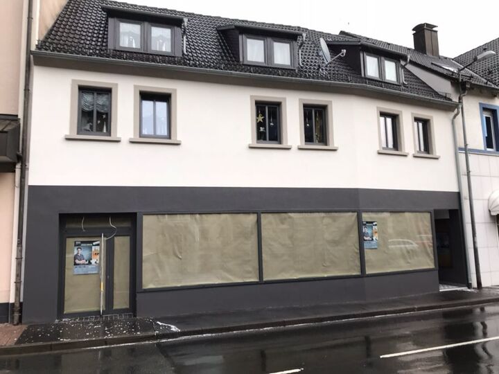 Vorher-Nachher-Vergleich: In dem sanierten Geschäftshaus in der Lohrer Straße konnte ein Raumausstatter neu eröffnen